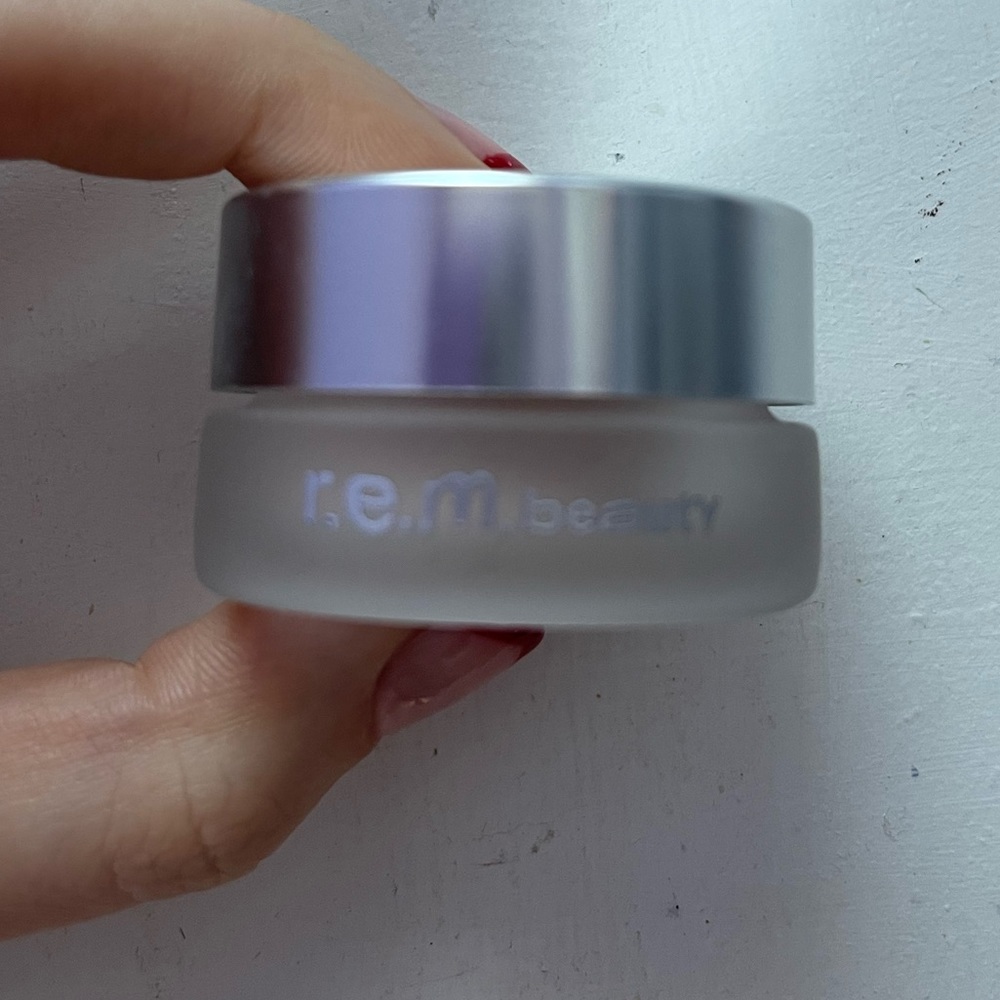 r.e.m beauty Sweetner concealer